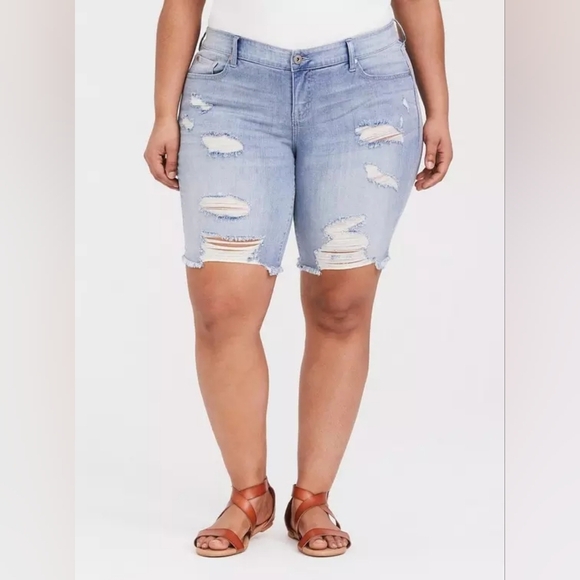 Torrid Boyfriend  Vintage Stret Denim Distructed Bermuda Shorts 18 - Picture 1 of 15